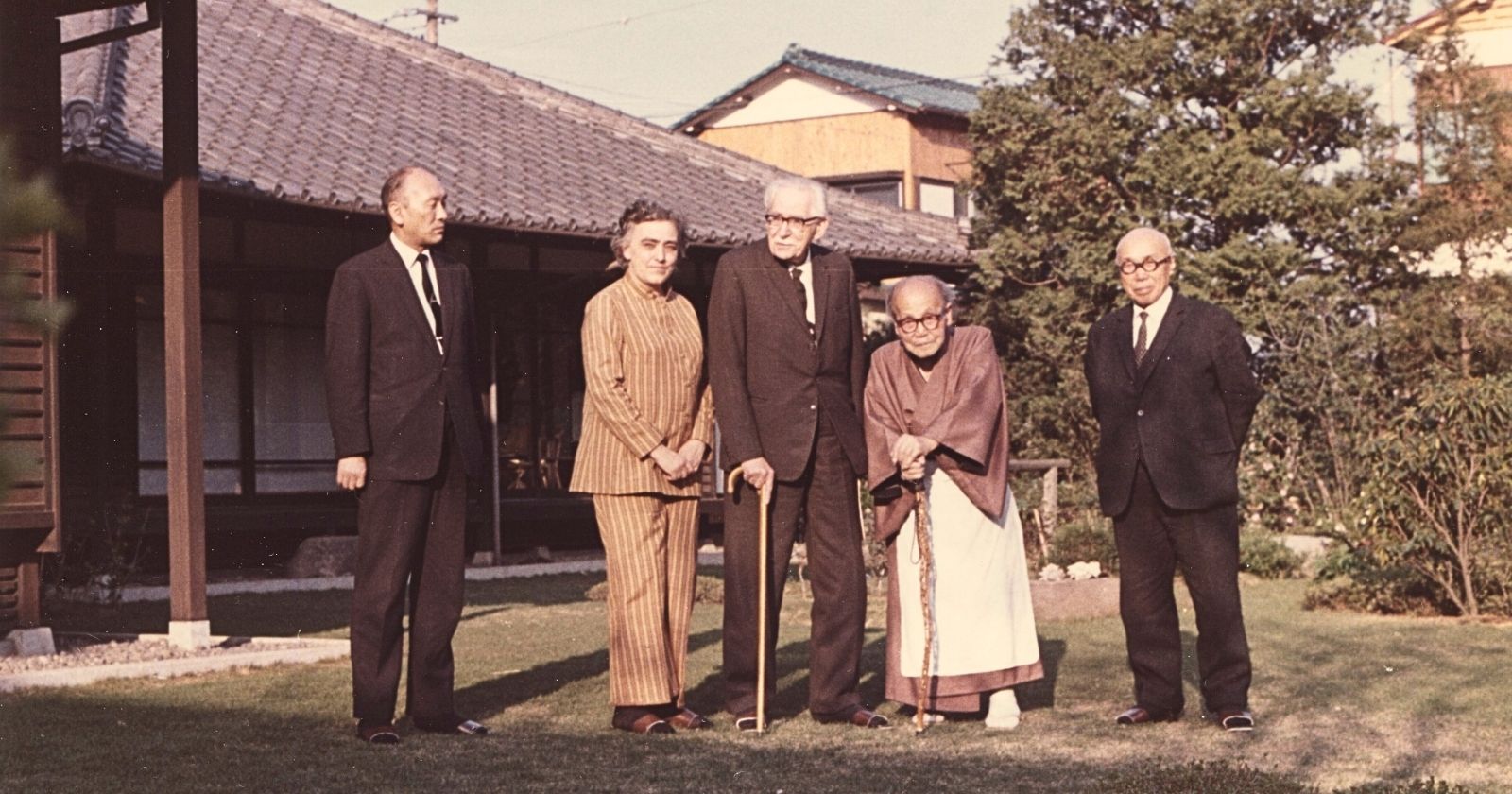 平櫛田中邸を訪れた陶芸家バーナード・リーチ夫妻との記念撮影、右から陶芸家濱田庄司、平櫛田中、リーチ、リーチ夫人＝小平市平櫛田中彫刻美術館提供