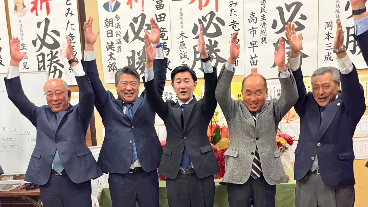 選挙事務所で当選確実の報を聞いて。富田竜馬氏（中央）